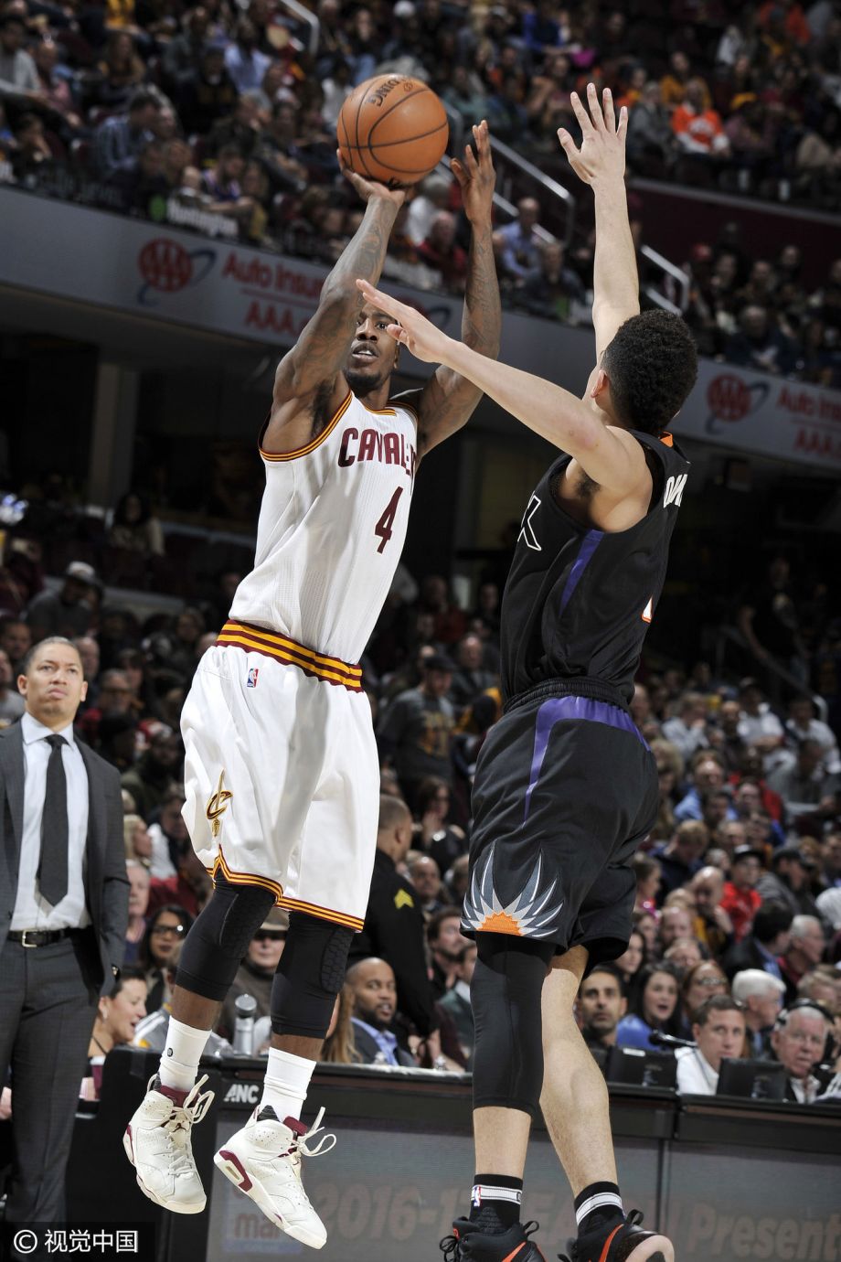 包含太阳轻取深圳队，欧文带队取胜的词条