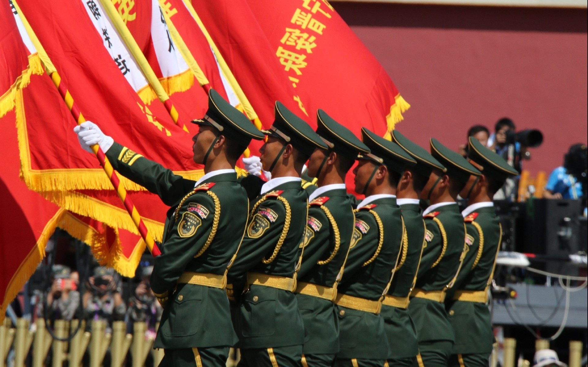 巨星定义时刻,利拉德跨联赛壁垒上演黄金一击