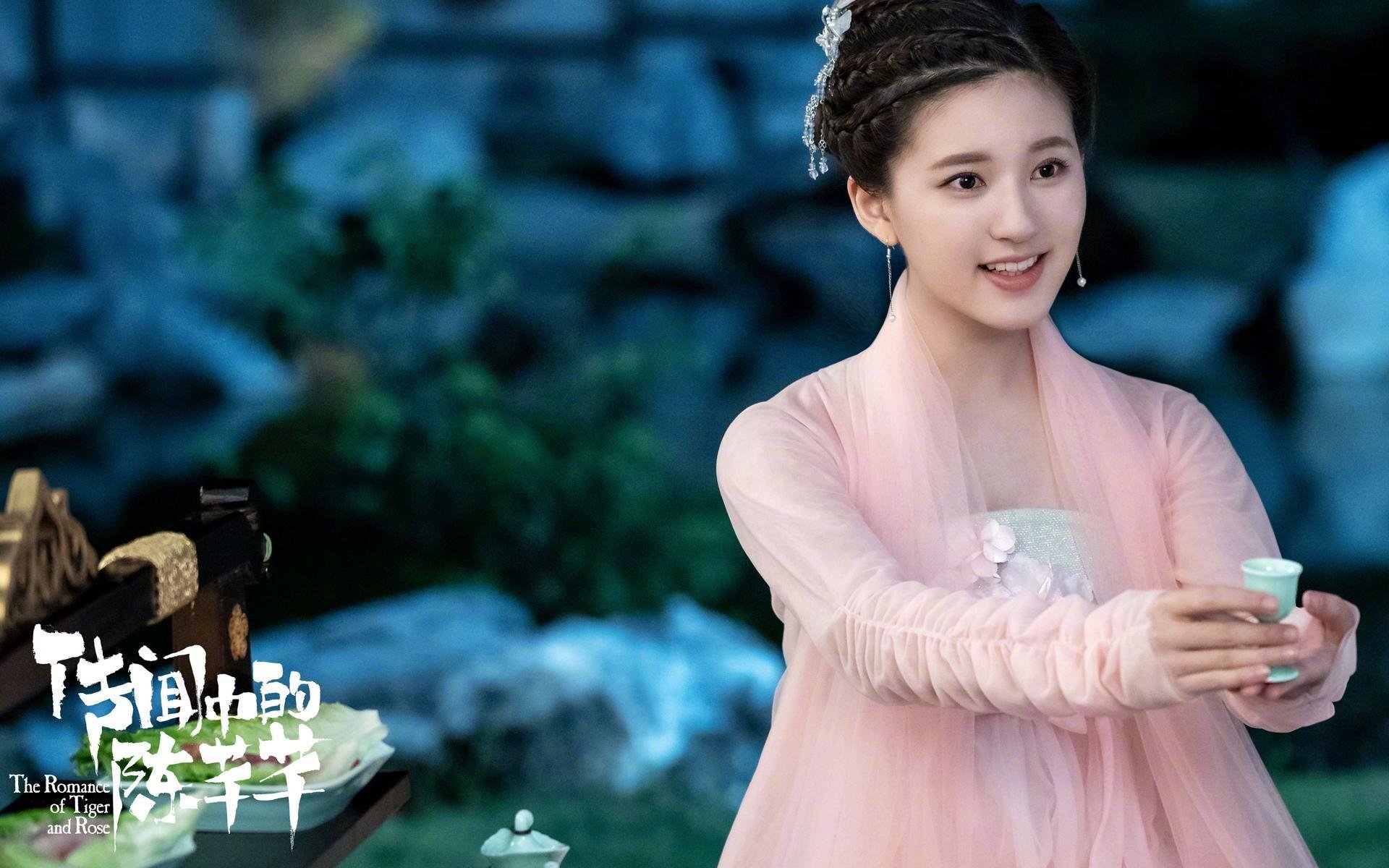 F1街道赛之夜,阿劳霍在引擎低吼中完成沉默的里程碑