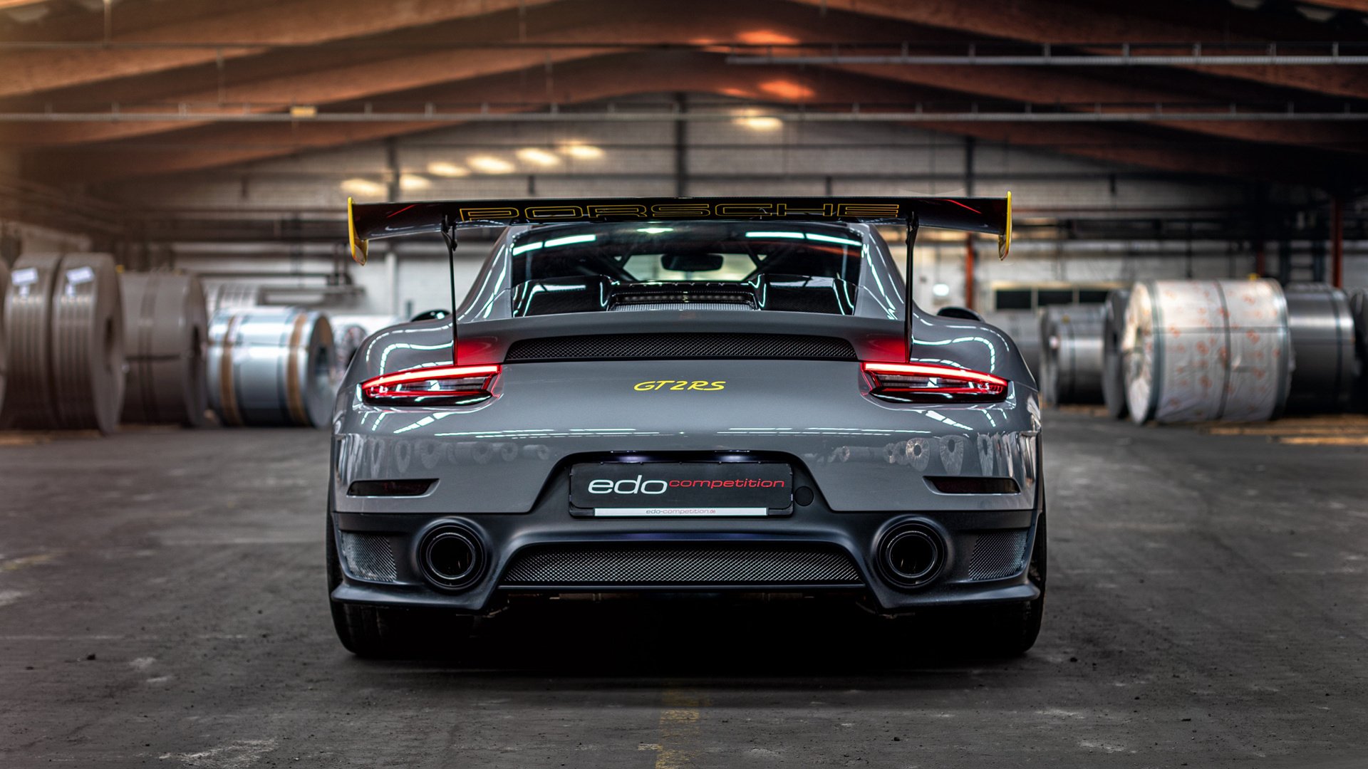 当德甲争冠白热化遇上洲际血拼,足球世界的两面战火